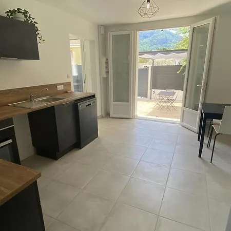 La Perle De Provence, Neuf En Rez De Jardin Clos, Au Calme, Clim, Salle D'eau Dans Chaque Chambre, A 900m Du Centre De Appartement